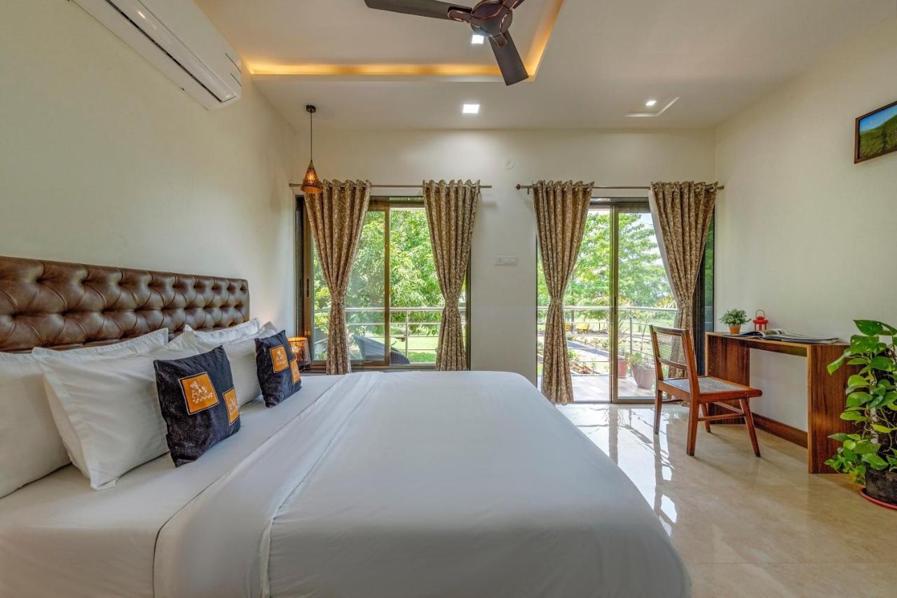 Saffronstays Lakeview Nivara - Farm Stay Villa With Private Pool Near Pune Extérieur photo
