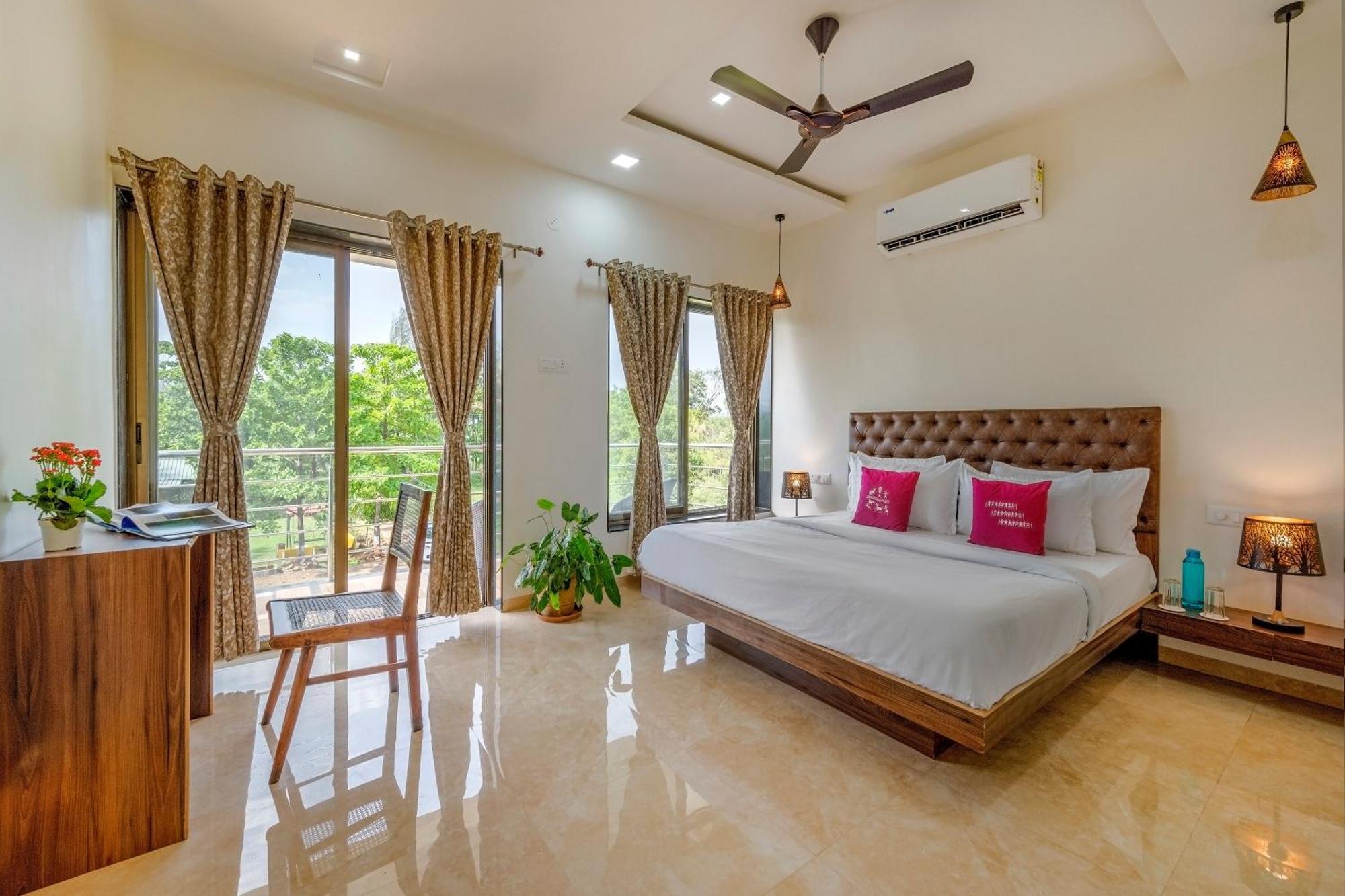 Saffronstays Lakeview Nivara - Farm Stay Villa With Private Pool Near Pune Extérieur photo